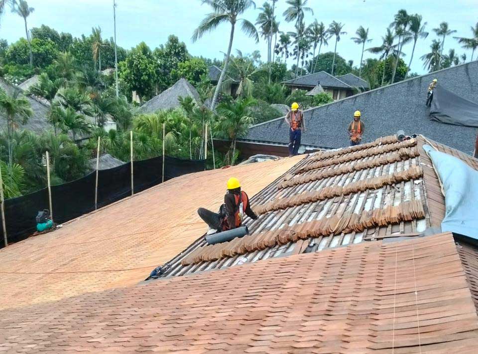 Pemasangan Atap Sirap Bali